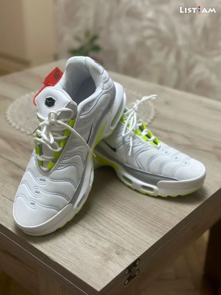 Nike botaz, Նայք