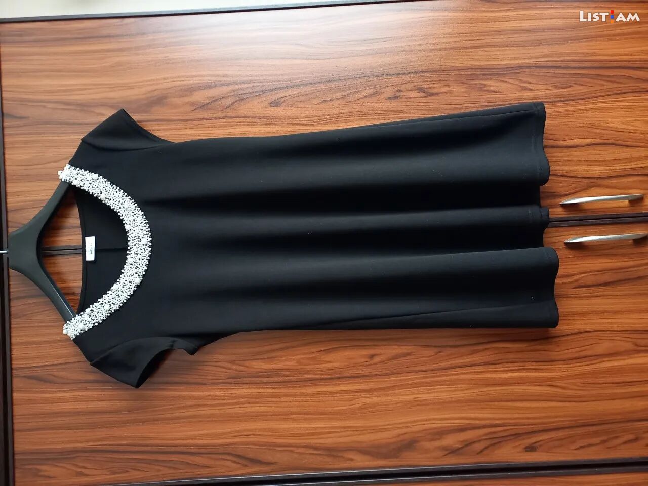 Սև զգեստ `