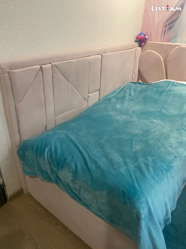 Кровать в
