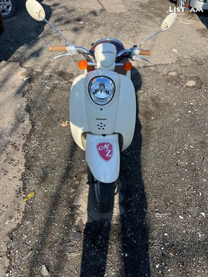 Honda scoopy moped
