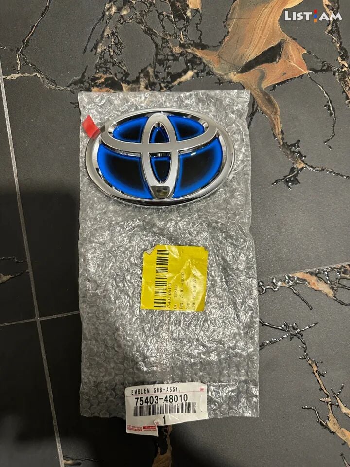 Toyota Camry emblem