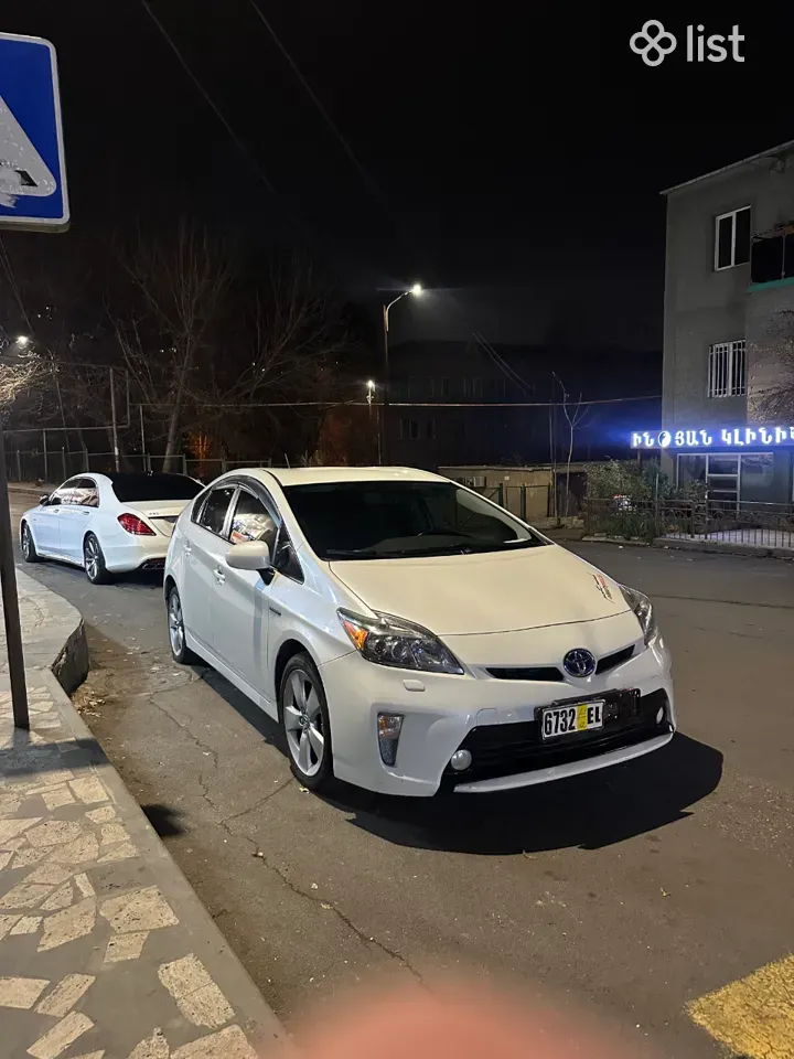 Toyota Prius հետչբեք, 1.8 լ, հիբրիդ, 2014 թ. - Ավտոմեքենաներ - List.am