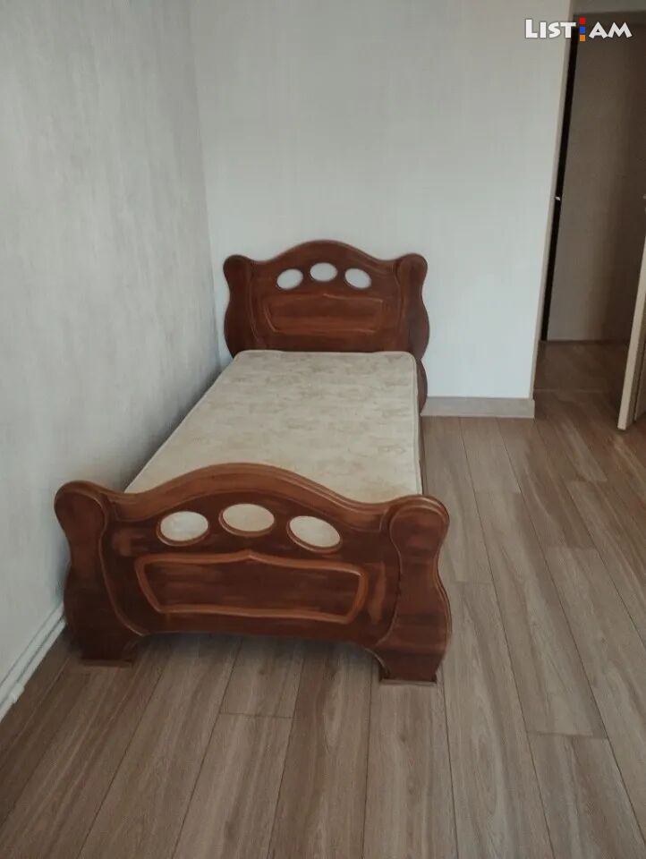 Кровать из