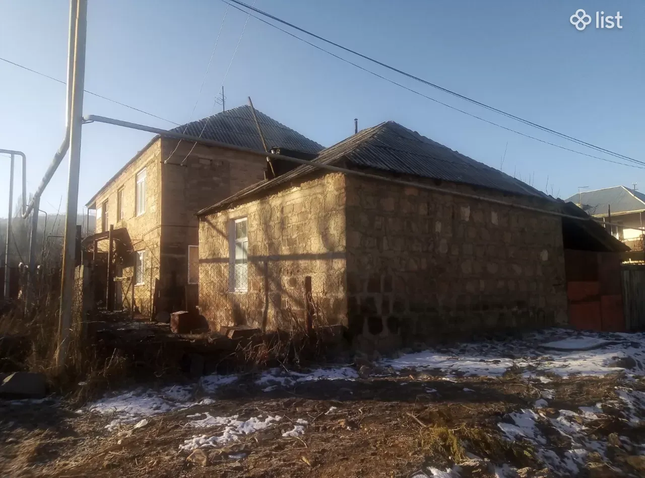 Двухэтажный каменный дом, Ավետիսյան в Степанаванe, 189 кв.м., 2 ванные,  частичный ремонт - Продажа домов - List.am