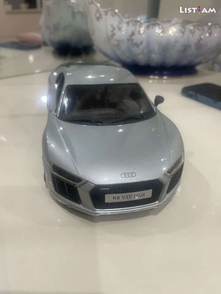 Audi R8 V10 1/18